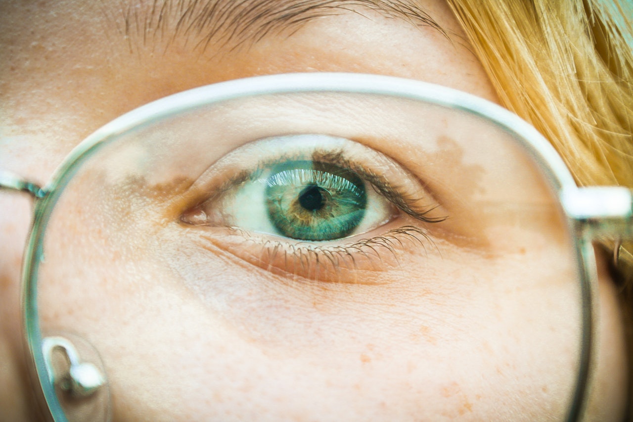 Oeil de femme derrière des lunettes